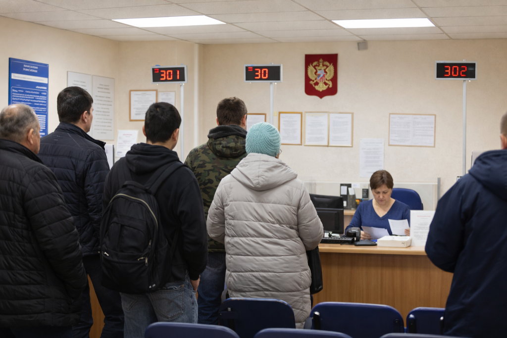 Очередь граждан в военкомате при приёме документов по вопросам воинского учёта
