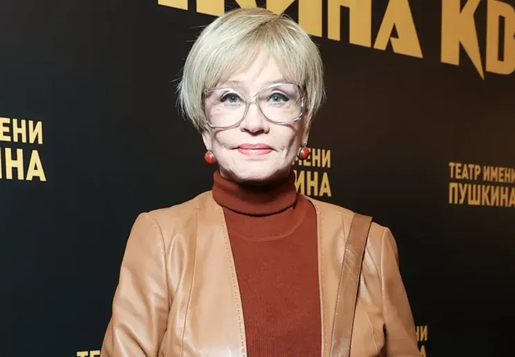 Вера Алентова возле банера театра имени Пушкина.