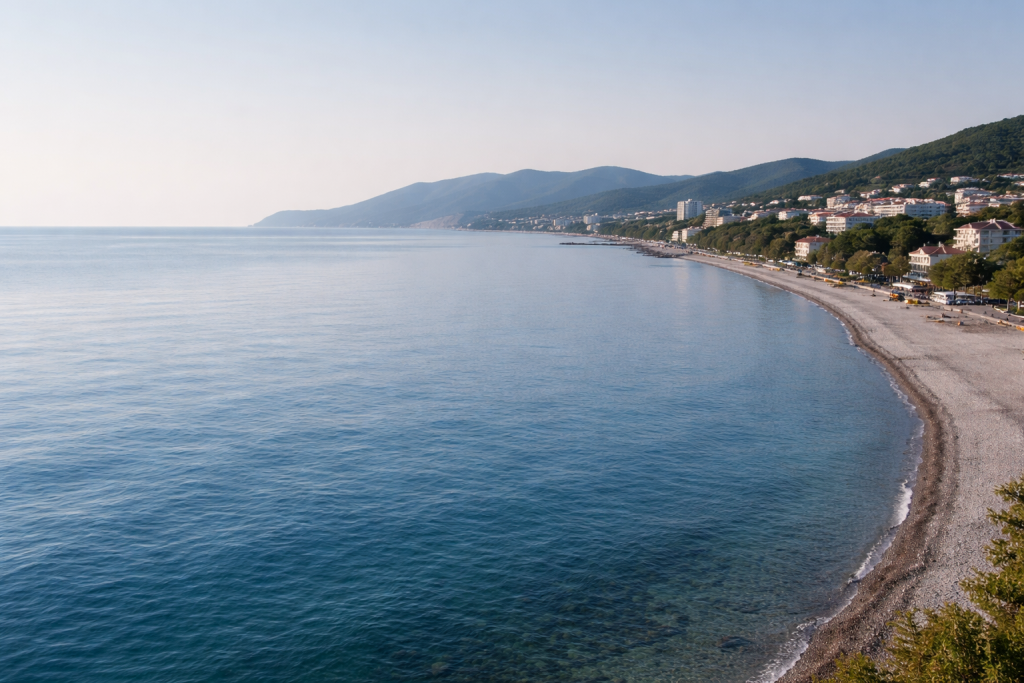 Панорама Чёрного моря и береговой линии Краснодарского края

