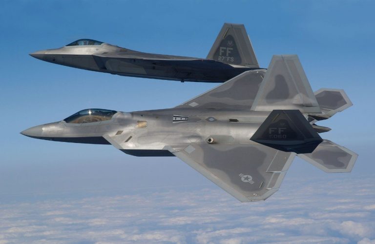 Истребитель F-22 в небе