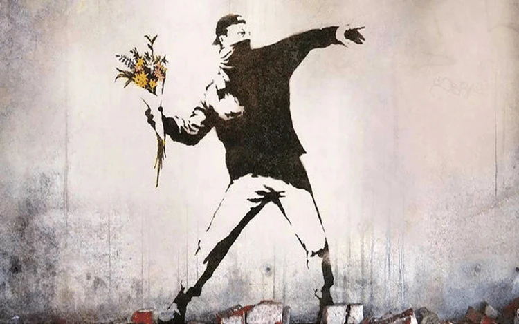 Граффити Бэнкси Flower Thrower: протестующий бросает букет цветов вместо коктейля Молотова.