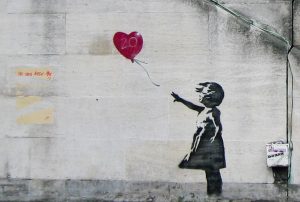 Знаменитое граффити Бэнкси Girl with Balloon: девочка тянется к красному воздушному шару.