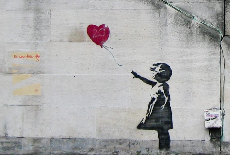 Знаменитое граффити Бэнкси Girl with Balloon: девочка тянется к красному воздушному шару.