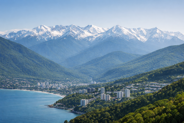 Пейзаж Кавказских гор возле Сочи на фоне Черного моря.