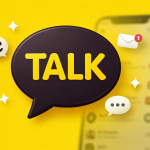 Логотип KakaoTalk на желтом фоне с белыми декоративными элементами и размытым смартфоном.
