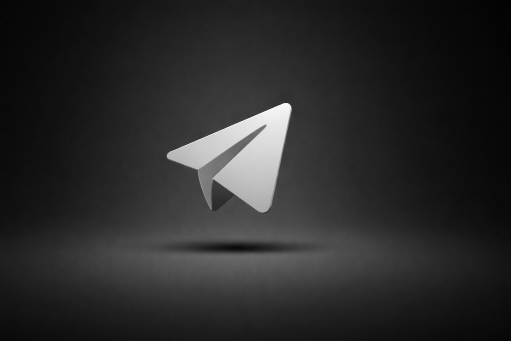 Минималистичный 3D бумажный самолетик с логотипа Telegram на темном фоне.