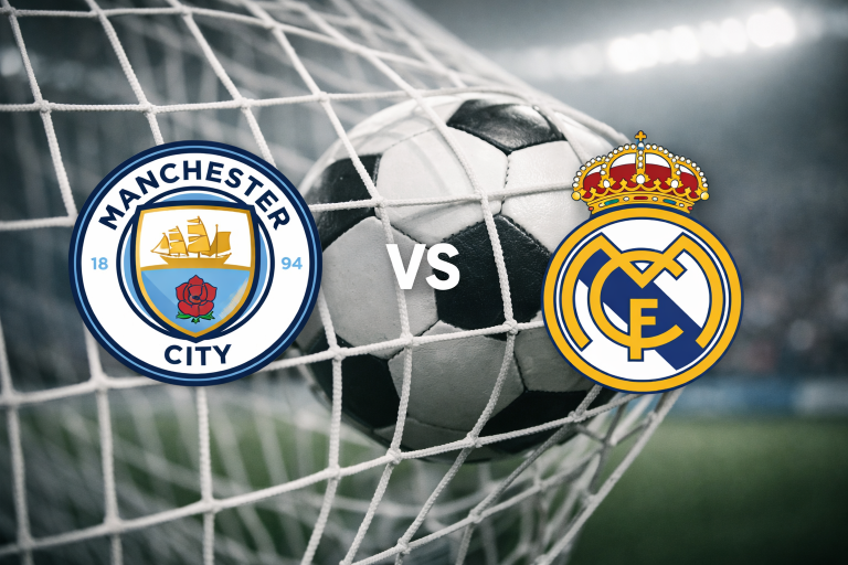 Мяч в сетке ворот на размытом стадионном фоне, слева логотип Manchester City, справа логотип Real Madrid, между ними надпись "VS".