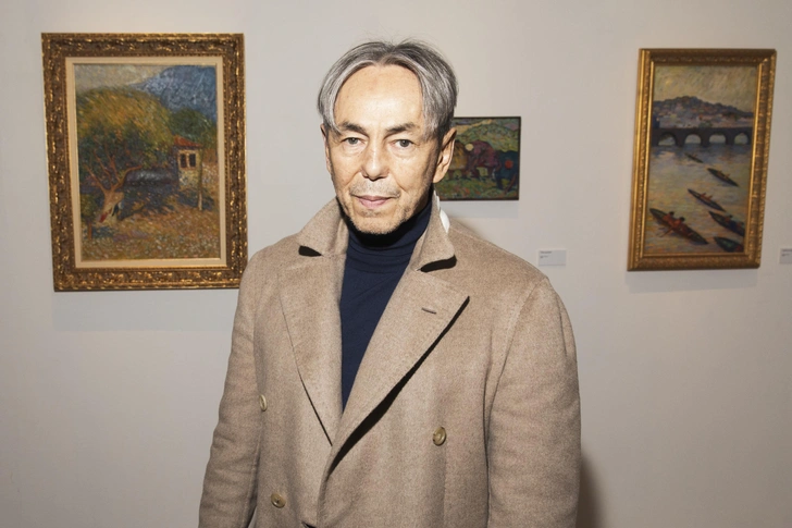 Умар Джабраилов на выставке картин