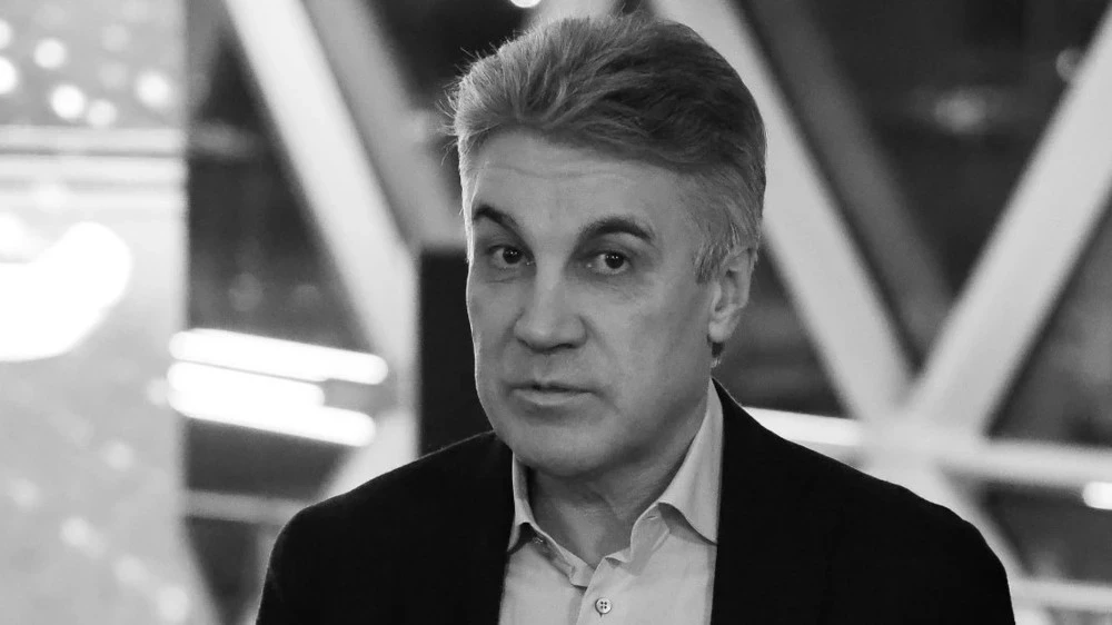 Алексей Пиманов в костюме на чёрно-белой фотографии.