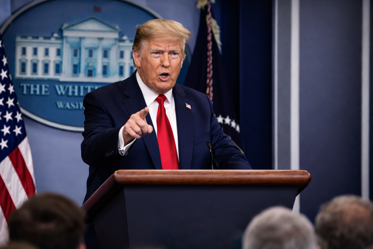 Дональд Трамп делает заявление о перемирии США и Ирана на пресс-конференции в Белом доме.