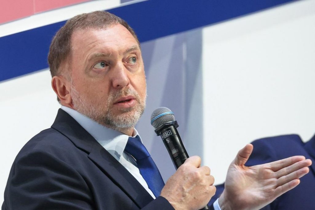 Олег Дерипаска с микрофоном в руках.