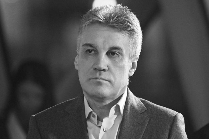 Алексей сосредоточено смотрит вперёд.