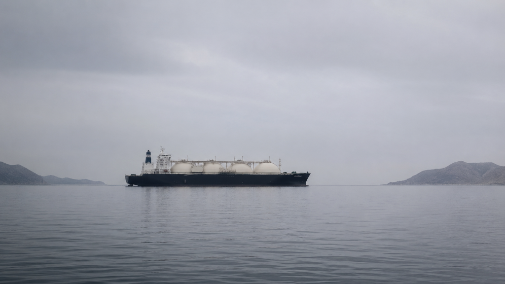 СПГ-танкер в Ормузском проливе на фоне спокойного моря и серого неба.