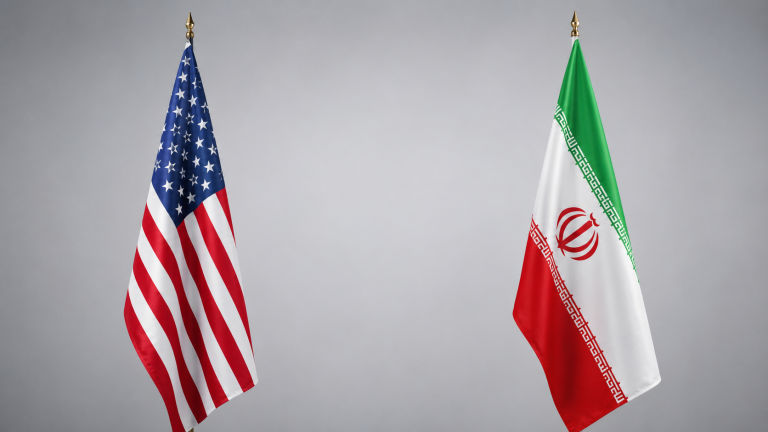 Флаги США и Ирана на фоне переговоров о 400 кг обогащенного урана и ядерной программе.