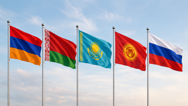 Флаги стран ЕАЭС на фоне неба: Армения, Беларусь, Казахстан, Кыргызстан и Россия.