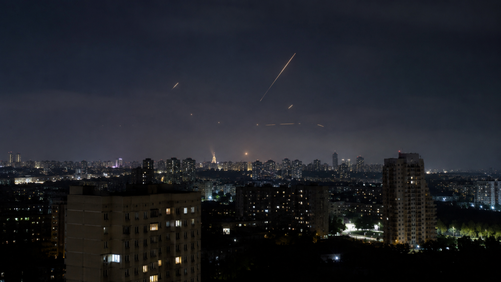 Ночной Киев и следы ПВО в небе.