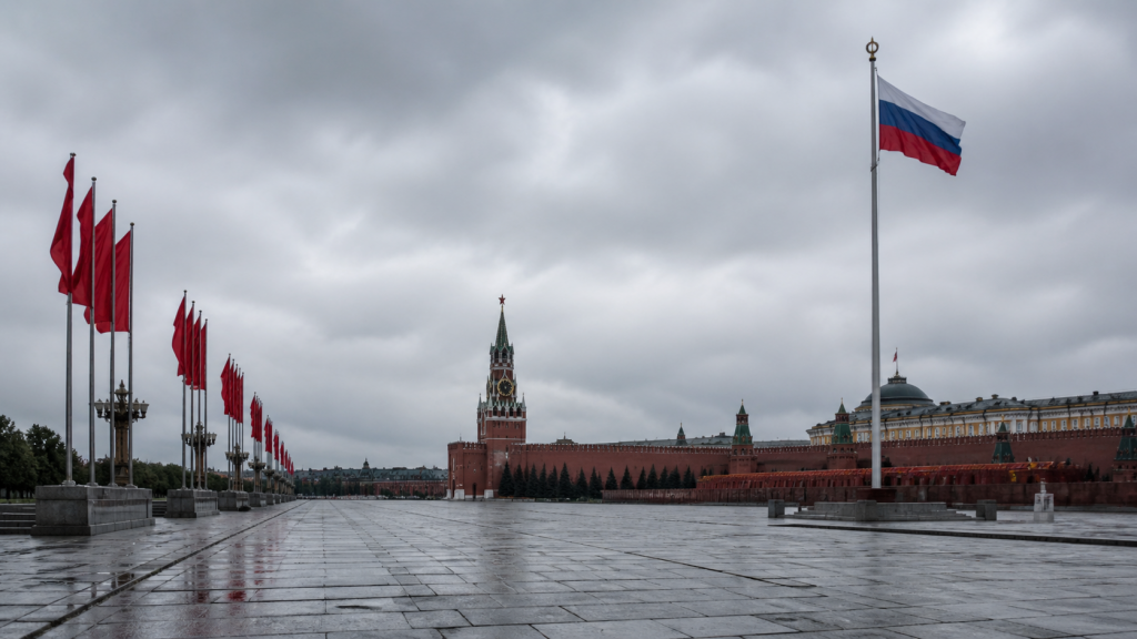 Пустая парадная площадь.
