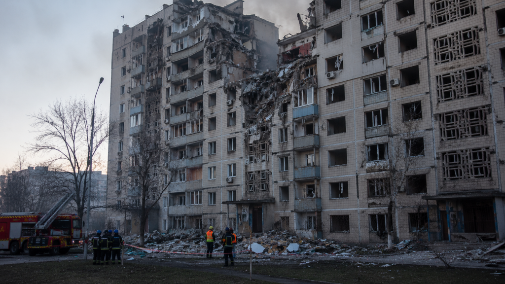 Поврежденный жилой дом в Киеве после массированной атаки дронами и ракетами 14 мая 2026 года.