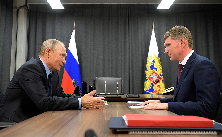 Путин с Решетниковым на переговорах.