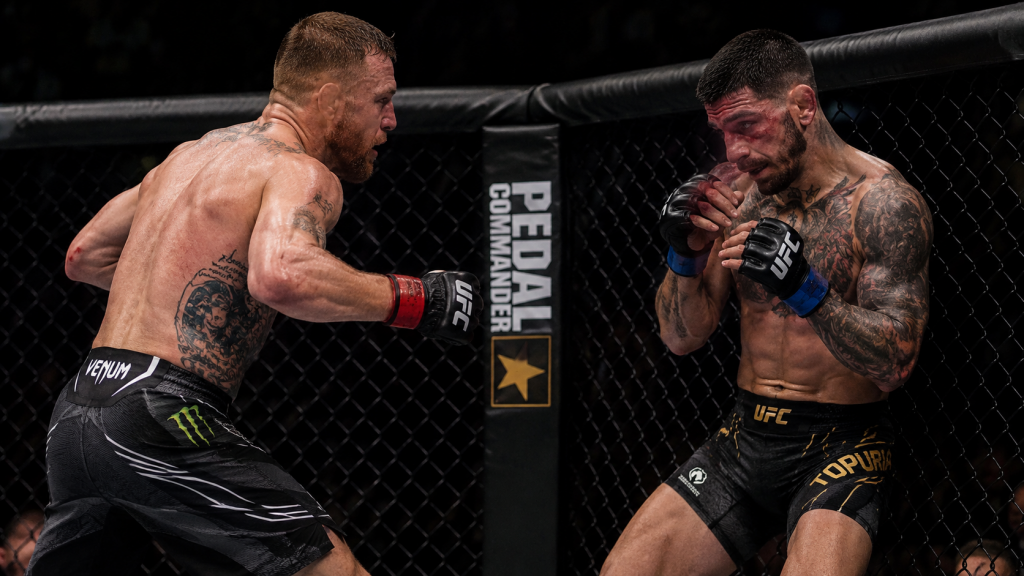 Гэтжи атакует Топурию у сетки октагона на UFC Freedom 250