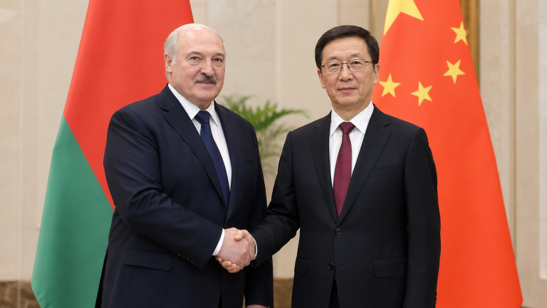 Александр Лукашенко и Хань Чжэн пожимают руки на фоне флагов Беларуси и Китая