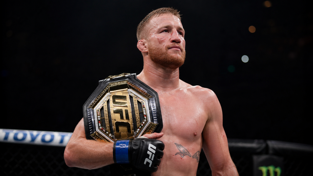 Джастин Гэтжи с чемпионским поясом после победы на UFC Freedom 250