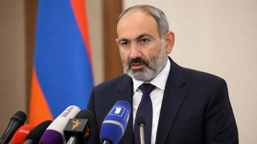 Никол Пашинян выступает перед журналистами после выборов в Армении 2026 года