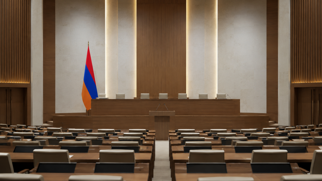 Пустой зал парламента Армении с флагом перед началом нового политического этапа