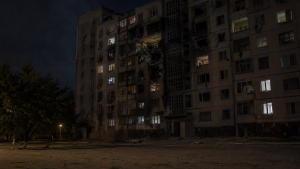 Повреждённый жилой дом ночью после массированного удара по Украине 2 июня 2026 года